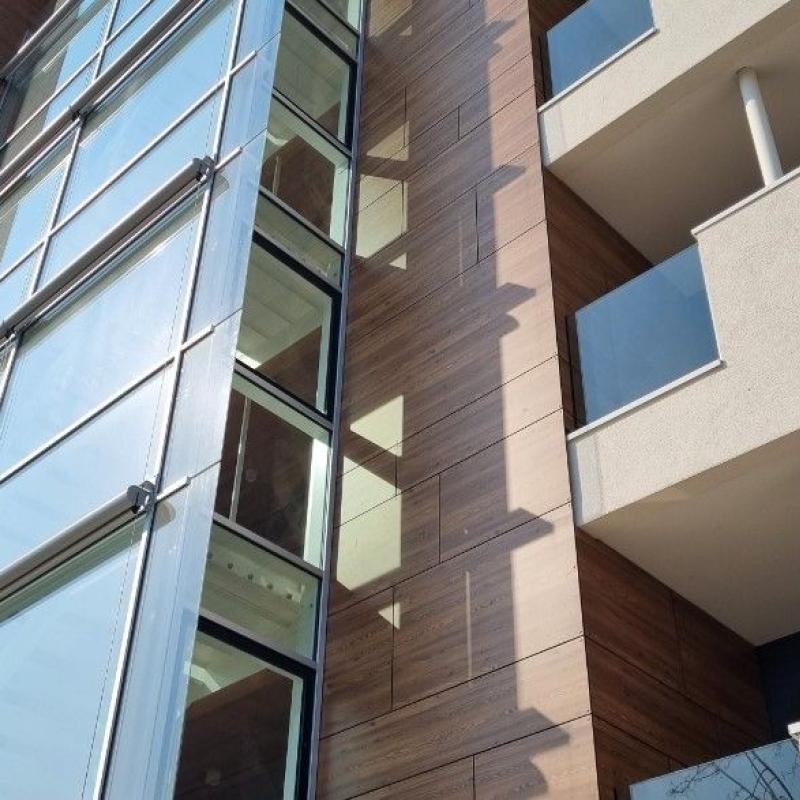 Condominio con pannelli HPL