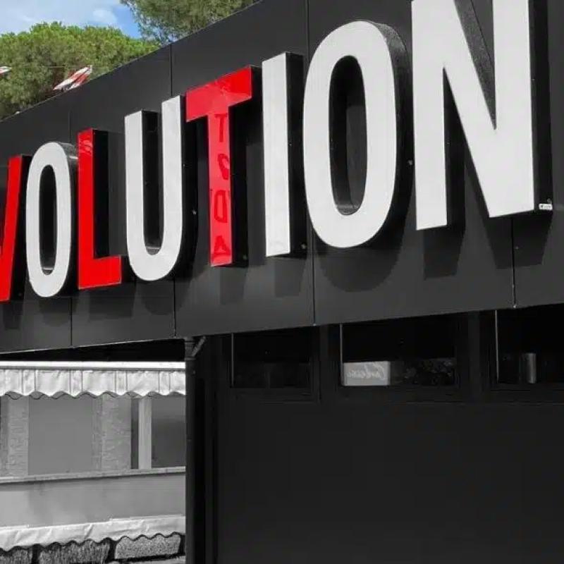 Revolution sale vlt