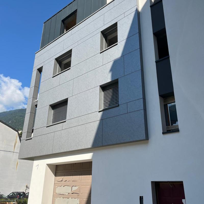 Condominio con pannelli HPL