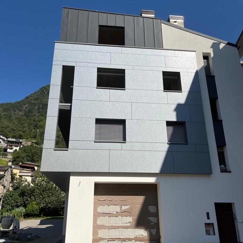 Vista frontale palazzina con pannelli HPL