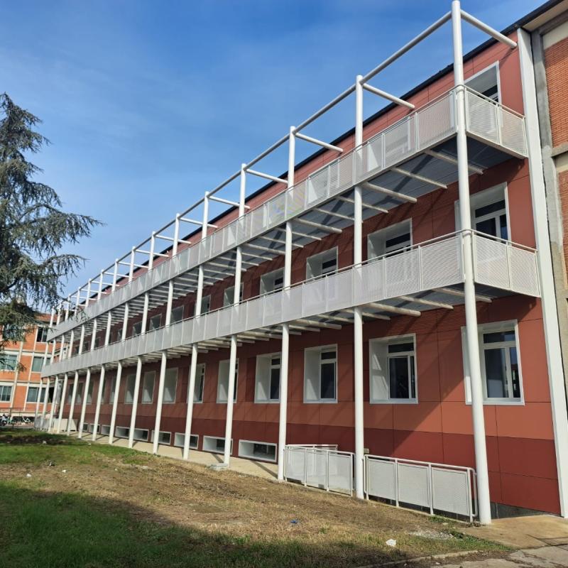 Esterno scuola pannelli HPL